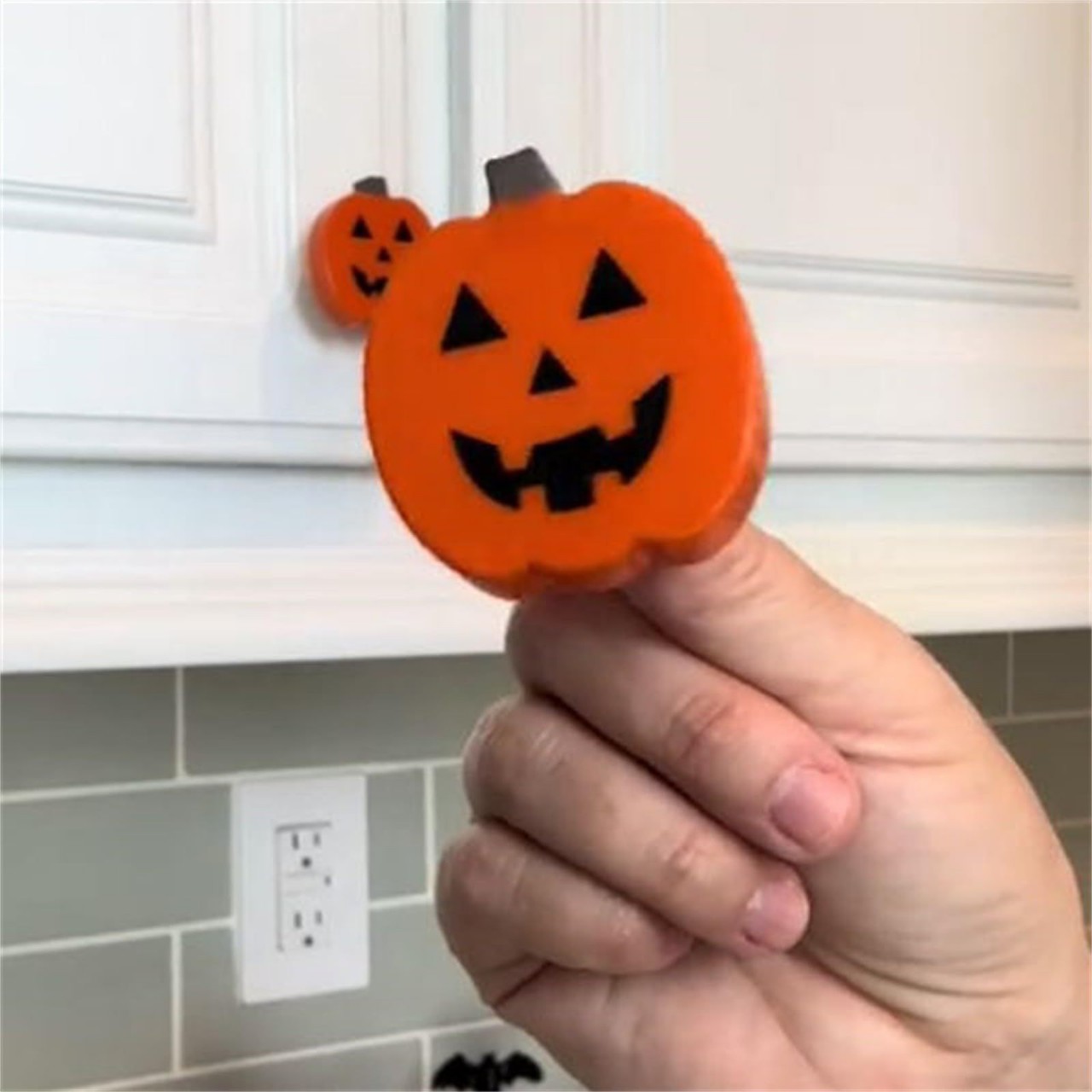 ハロウィンパンプキンノブカバー、ユニバーサルキャビネットと引 - Furniture Hardware Bolts のレビューと価格